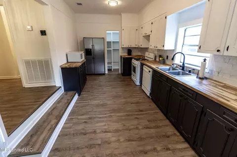 Kitchen - 1603 NE 1st Ave, Magee, MS 39111 photo 4 of 6