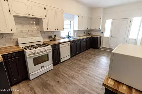 Kitchen - 1603 NE 1st Ave, Magee, MS 39111 photo 2 of 6