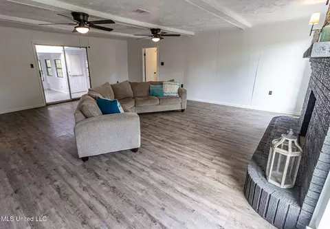 Living - 1603 NE 1st Ave, Magee, MS 39111 photo 3 of 7