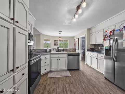 Kitchen - 7401 N Creek Rd, Lucedale, MS 39452 photo 2 of 2