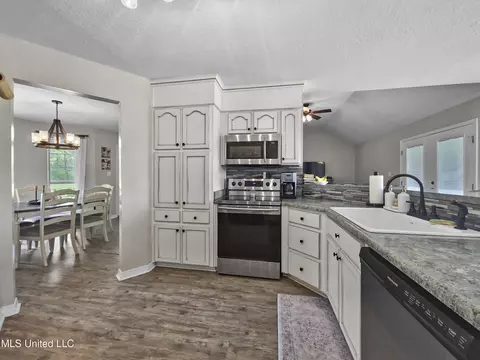 Kitchen - 7401 N Creek Rd, Lucedale, MS 39452 photo 1 of 2