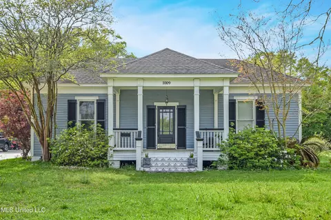 1009 Buena Vista St, Pascagoula, MS 39567