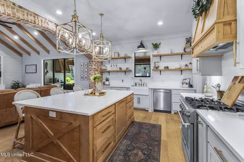 Kitchen - 205 Stump Ridge Rd, Brandon, MS 39047 photo 6 of 9