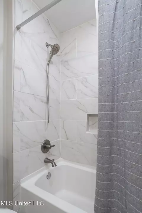 Bath - 42 Park Crest Pl, Jackson, MS 39211 photo 3 of 4
