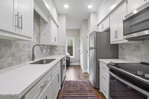 Kitchen - 42 Park Crest Pl, Jackson, MS 39211 photo 2 of 2