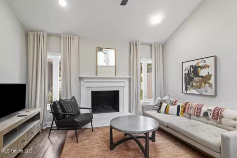 Living - 42 Park Crest Pl, Jackson, MS 39211 photo 2 of 3