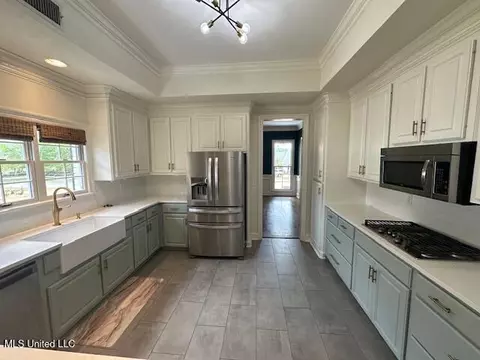 Kitchen - 117 Peninsula Dr, Brandon, MS 39047 photo 4 of 6