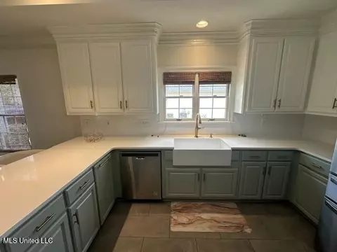Kitchen - 117 Peninsula Dr, Brandon, MS 39047 photo 3 of 6