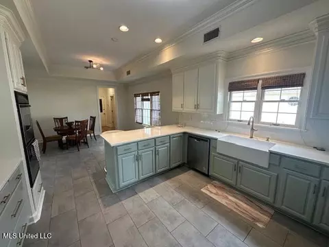 Kitchen - 117 Peninsula Dr, Brandon, MS 39047 photo 2 of 6
