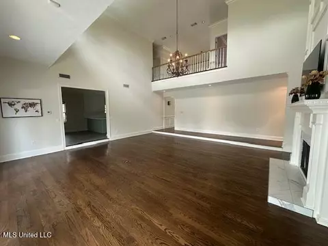 Living - 117 Peninsula Dr, Brandon, MS 39047 photo 1 of 6