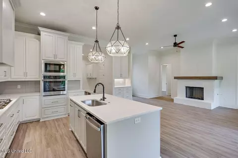Kitchen - 243 Bronson Bnd, Flowood, MS 39232 photo 2 of 3