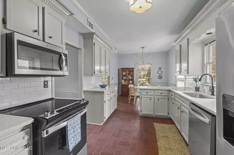 Kitchen - 139 Easthaven Dr, Brandon, MS 39042 photo 3 of 4