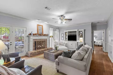 Living - 139 Easthaven Dr, Brandon, MS 39042 photo 1 of 2