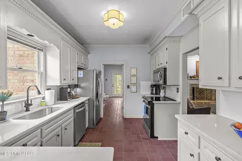 Kitchen - 139 Easthaven Dr, Brandon, MS 39042 photo 2 of 4