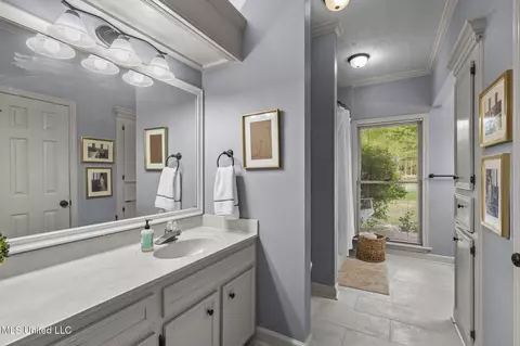 Bath - 139 Easthaven Dr, Brandon, MS 39042 photo 1 of 6