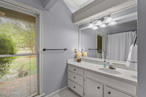 Bath - 139 Easthaven Dr, Brandon, MS 39042 photo 2 of 6