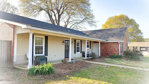 Exterior - 925 Sycamore St, Grenada, MS 38901 photo 1 of 10