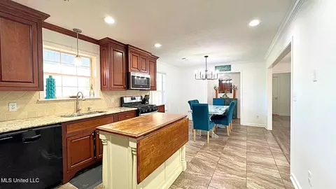 Kitchen - 925 Sycamore St, Grenada, MS 38901 photo 3 of 5