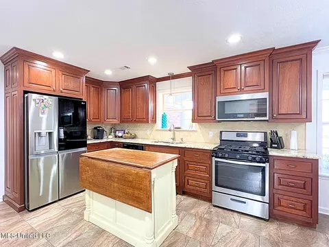 Kitchen - 925 Sycamore St, Grenada, MS 38901 photo 2 of 5