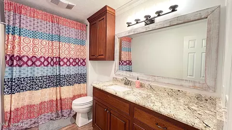 Bath - 925 Sycamore St, Grenada, MS 38901 photo 2 of 2