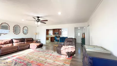 Living - 925 Sycamore St, Grenada, MS 38901 photo 1 of 1