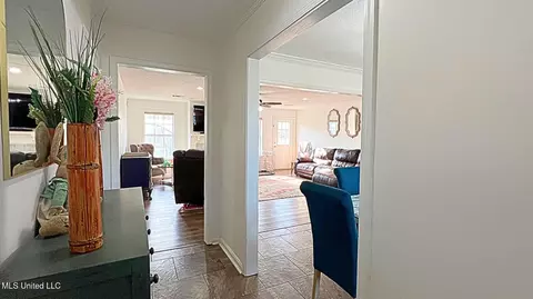 Entry Way - 925 Sycamore St, Grenada, MS 38901 photo 2 of 2