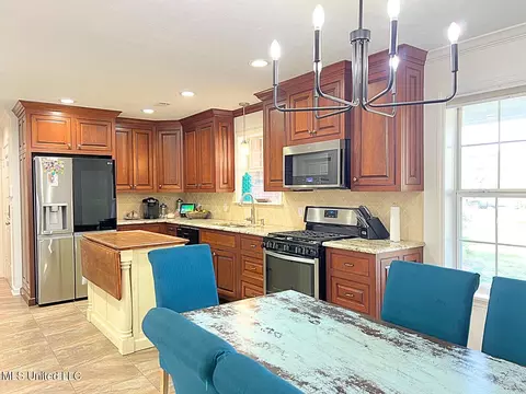 Kitchen - 925 Sycamore St, Grenada, MS 38901 photo 1 of 5