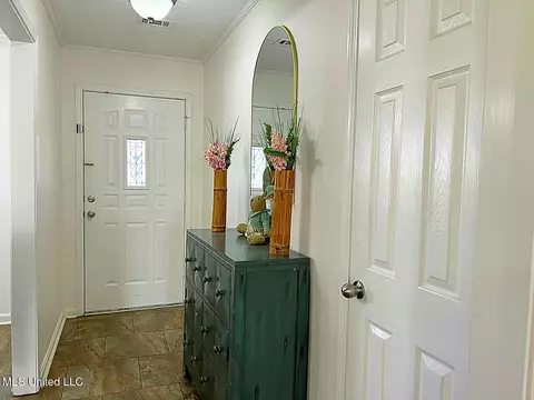 Entry Way - 925 Sycamore St, Grenada, MS 38901 photo 1 of 2