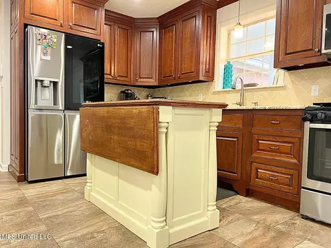 Kitchen - 925 Sycamore St, Grenada, MS 38901 photo 5 of 5
