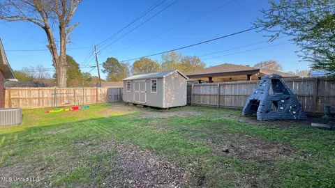 Exterior - 925 Sycamore St, Grenada, MS 38901 photo 9 of 10