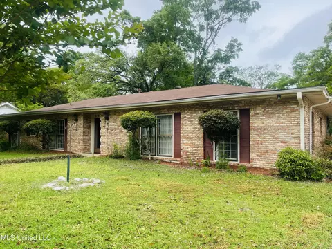 3919 Riverwood Dr, Moss Point, MS 39563