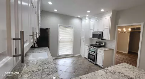 Kitchen - 520 Cliffview Dr, Brandon, MS 39047 photo 2 of 2