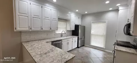 Kitchen - 520 Cliffview Dr, Brandon, MS 39047 photo 1 of 2