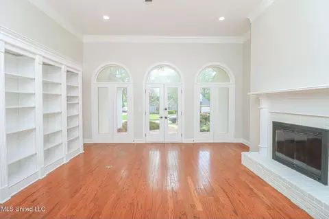 Living - 712 Oak Trl, Canton, MS 39046 photo 2 of 5