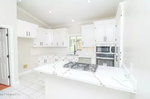 Kitchen - 712 Oak Trl, Canton, MS 39046 photo 5 of 5