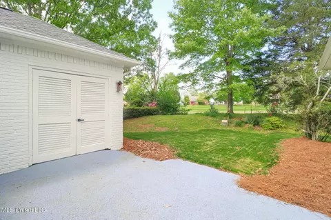Exterior - 712 Oak Trl, Canton, MS 39046 photo 5 of 9