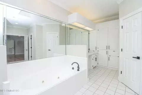 Bath - 712 Oak Trl, Canton, MS 39046 photo 1 of 10
