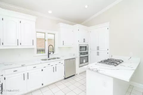 Kitchen - 712 Oak Trl, Canton, MS 39046 photo 2 of 5