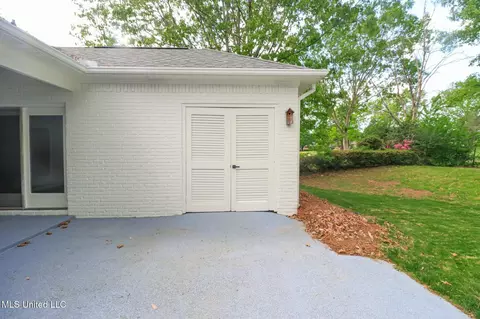 Exterior - 712 Oak Trl, Canton, MS 39046 photo 6 of 9