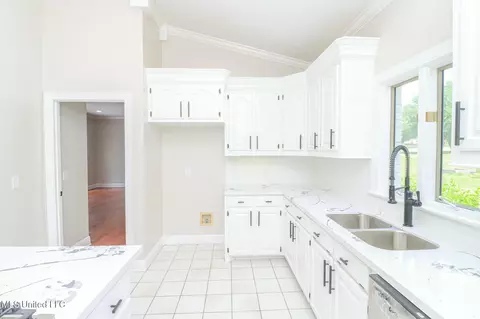Kitchen - 712 Oak Trl, Canton, MS 39046 photo 3 of 5