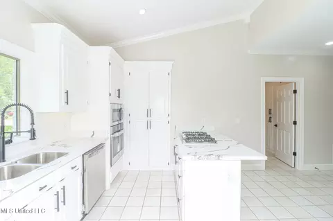 Kitchen - 712 Oak Trl, Canton, MS 39046 photo 4 of 5