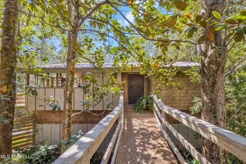 1101 Le Voyageur Dr, Ocean Springs, MS 39564