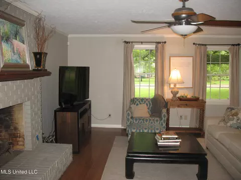 Living - 4125 Robin Dr, Jackson, MS 39206 photo 2 of 3