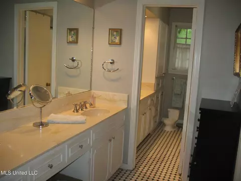 Bath - 4125 Robin Dr, Jackson, MS 39206 photo 4 of 4