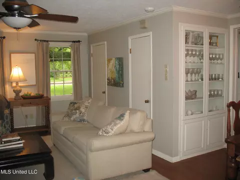 Living - 4125 Robin Dr, Jackson, MS 39206 photo 1 of 3