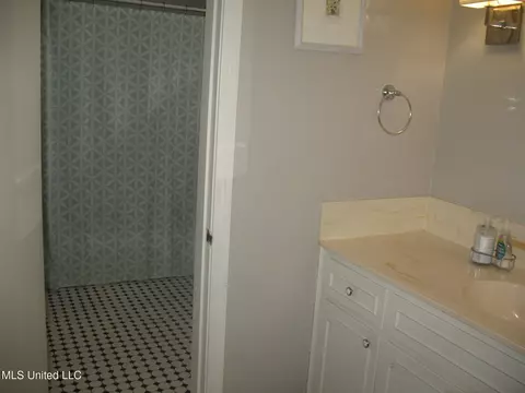 Bath - 4125 Robin Dr, Jackson, MS 39206 photo 1 of 4