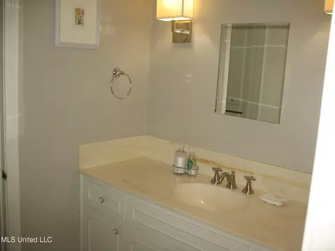 Bath - 4125 Robin Dr, Jackson, MS 39206 photo 2 of 4