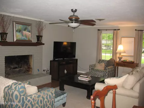 Living - 4125 Robin Dr, Jackson, MS 39206 photo 3 of 3