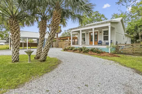 402 State St, Bay Saint Louis, MS 39520