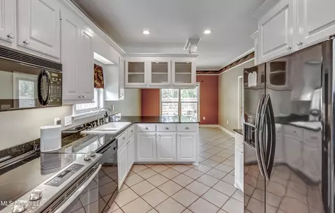 Kitchen - 252 Terrace Dr, Brandon, MS 39042 photo 4 of 5